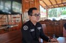 Kasi Humas Polres Pamekasan, Ipda Evan Yoni Pratama, saat diwawancarai di Polres Pamekasan.