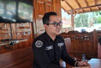 Kasi Humas Polres Pamekasan, Ipda Evan Yoni Pratama, saat diwawancarai di Polres Pamekasan.
