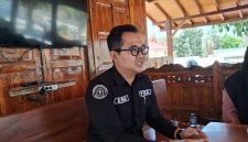 Kasi Humas Polres Pamekasan, Ipda Evan Yoni Pratama, saat diwawancarai di Polres Pamekasan.