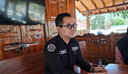 Kasi Humas Polres Pamekasan, Ipda Evan Yoni Pratama, saat diwawancarai di Polres Pamekasan.