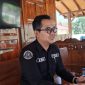 Kasi Humas Polres Pamekasan, Ipda Evan Yoni Pratama, saat diwawancarai di Polres Pamekasan.
