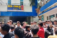 Suasana Aksi Demonstrasi di Kantor Bea Cukai Madura.