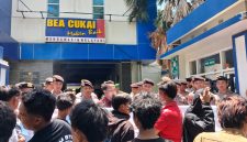 Suasana Aksi Demonstrasi di Kantor Bea Cukai Madura.