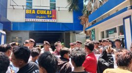 Suasana Aksi Demonstrasi di Kantor Bea Cukai Madura.