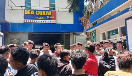 Suasana Aksi Demonstrasi di Kantor Bea Cukai Madura.