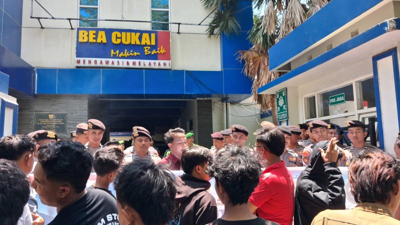 Suasana Aksi Demonstrasi di Kantor Bea Cukai Madura.