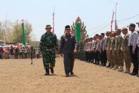 Dandim 0826/Pamekasan Letkol Kav Agus Wibowo Hendratmoko, Bupati Pamekasan KH Kholilurrahman, saat mengecek pasukan.