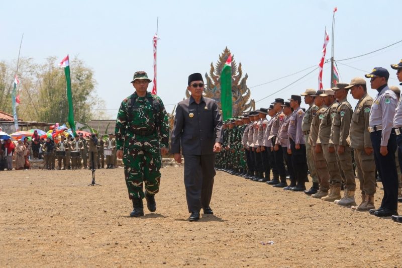 Dandim 0826/Pamekasan Letkol Kav Agus Wibowo Hendratmoko, Bupati Pamekasan KH Kholilurrahman, saat mengecek pasukan.