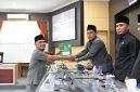 Ketua Fraksi PKB DPRD Pamekasan, Moh Faridi menyerahkan dokumen Pandangan Umum kepada Ketua DPRD Pamekasan, Ali Masykur.
