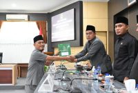 Ketua Fraksi PKB DPRD Pamekasan, Moh Faridi menyerahkan dokumen Pandangan Umum kepada Ketua DPRD Pamekasan, Ali Masykur.