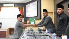 Ketua Fraksi PKB DPRD Pamekasan, Moh Faridi menyerahkan dokumen Pandangan Umum kepada Ketua DPRD Pamekasan, Ali Masykur.
