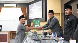 Ketua Fraksi PKB DPRD Pamekasan, Moh Faridi menyerahkan dokumen Pandangan Umum kepada Ketua DPRD Pamekasan, Ali Masykur.