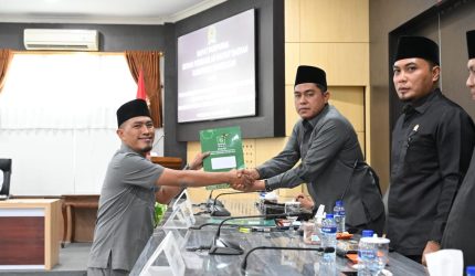 Ketua Fraksi PKB DPRD Pamekasan, Moh Faridi menyerahkan dokumen Pandangan Umum kepada Ketua DPRD Pamekasan, Ali Masykur.