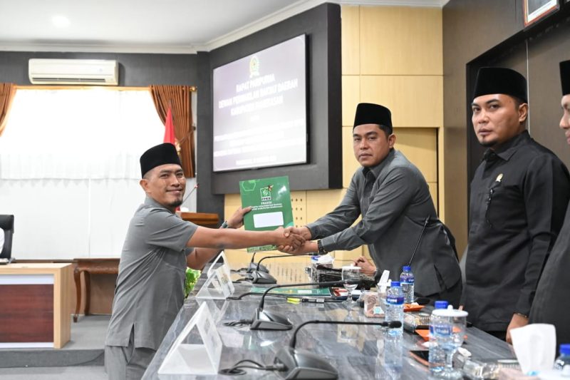 Ketua Fraksi PKB DPRD Pamekasan, Moh Faridi menyerahkan dokumen Pandangan Umum kepada Ketua DPRD Pamekasan, Ali Masykur.