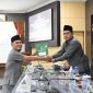 Ketua Fraksi PKB DPRD Pamekasan, Moh Faridi menyerahkan dokumen Pandangan Umum kepada Ketua DPRD Pamekasan, Ali Masykur.