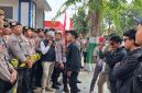 Aliansi BEM Pamekasan berorasi di depan pintu masuk kantor Bea Cukai Madura.
