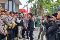 Aliansi BEM Pamekasan berorasi di depan pintu masuk kantor Bea Cukai Madura.