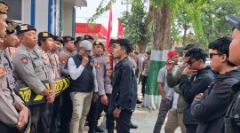 Aliansi BEM Pamekasan berorasi di depan pintu masuk kantor Bea Cukai Madura.