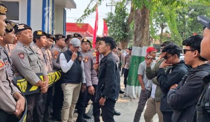 Aliansi BEM Pamekasan berorasi di depan pintu masuk kantor Bea Cukai Madura.