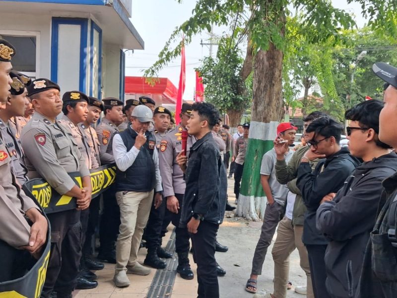 Aliansi BEM Pamekasan berorasi di depan pintu masuk kantor Bea Cukai Madura.