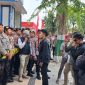 Aliansi BEM Pamekasan berorasi di depan pintu masuk kantor Bea Cukai Madura.
