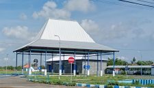 Bangunan di Terminal Kargo, Jalan Raya Larangan Tokol, Tlanakan, Pamekasan.