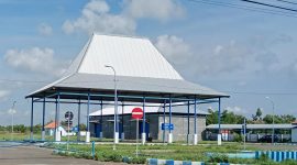 Bangunan di Terminal Kargo, Jalan Raya Larangan Tokol, Tlanakan, Pamekasan.