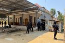 Personel Polres Pamekasan saat melakukan penggerebekan di rumah terduga pengedar narkoba di Desa Campor, Proppo, Pamekasan.