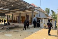 Personel Polres Pamekasan saat melakukan penggerebekan di rumah terduga pengedar narkoba di Desa Campor, Proppo, Pamekasan.