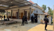 Personel Polres Pamekasan saat melakukan penggerebekan di rumah terduga pengedar narkoba di Desa Campor, Proppo, Pamekasan.
