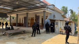 Personel Polres Pamekasan saat melakukan penggerebekan di rumah terduga pengedar narkoba di Desa Campor, Proppo, Pamekasan.