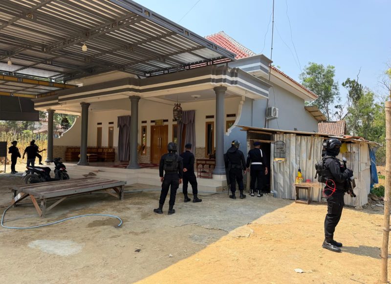 Personel Polres Pamekasan saat melakukan penggerebekan di rumah terduga pengedar narkoba di Desa Campor, Proppo, Pamekasan.