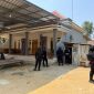 Personel Polres Pamekasan saat melakukan penggerebekan di rumah terduga pengedar narkoba di Desa Campor, Proppo, Pamekasan.