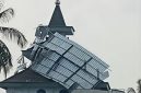 Tangkapan layar sebuah atap halaman masjid ambruk usai diterjang angin kencang.