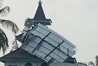 Tangkapan layar sebuah atap halaman masjid ambruk usai diterjang angin kencang.