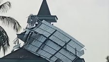 Tangkapan layar sebuah atap halaman masjid ambruk usai diterjang angin kencang.