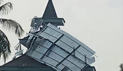 Tangkapan layar sebuah atap halaman masjid ambruk usai diterjang angin kencang.