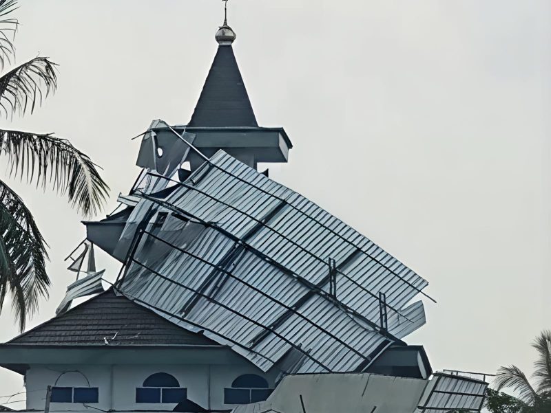 Tangkapan layar sebuah atap halaman masjid ambruk usai diterjang angin kencang.