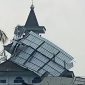 Tangkapan layar sebuah atap halaman masjid ambruk usai diterjang angin kencang.