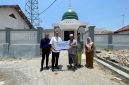 Penyerahan bantuan secara simbolis.