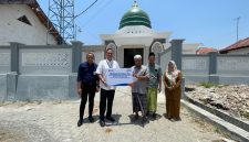 Penyerahan bantuan secara simbolis.