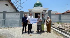 Penyerahan bantuan secara simbolis.