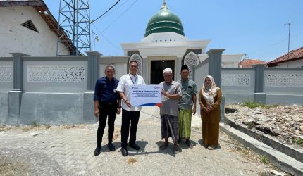 Penyerahan bantuan secara simbolis.