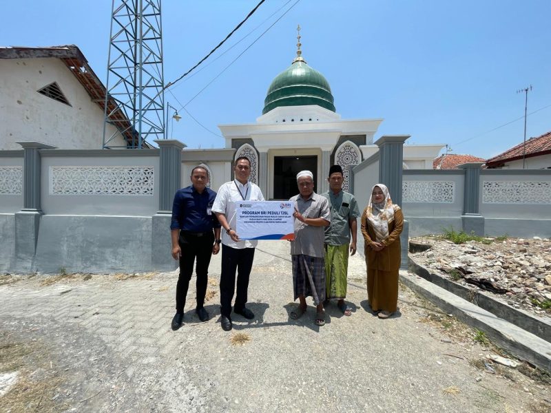 Penyerahan bantuan secara simbolis.