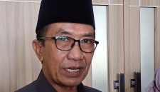 Bupati Pamekasan, Kholilurrahman, saat diwawancarai.