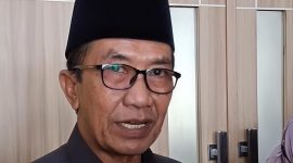 Bupati Pamekasan, Kholilurrahman, saat diwawancarai.