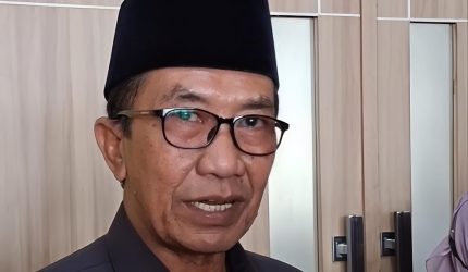 Bupati Pamekasan, Kholilurrahman, saat diwawancarai.