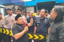 Ketua Formasi Iklal, saat menyerahkan Tolak angin kepada Andru, sebagai simbol agar Bea Cukai Madura tidak masuk angin.