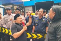Ketua Formasi Iklal, saat menyerahkan Tolak angin kepada Andru, sebagai simbol agar Bea Cukai Madura tidak masuk angin.