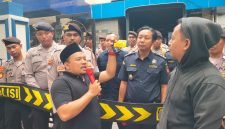 Ketua Formasi Iklal, saat menyerahkan Tolak angin kepada Andru, sebagai simbol agar Bea Cukai Madura tidak masuk angin.